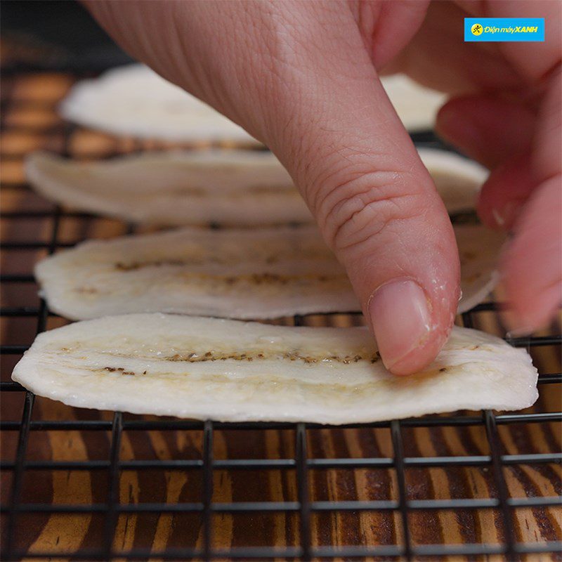 Step 3 Sun-drying bananas Banana cheese shake snack