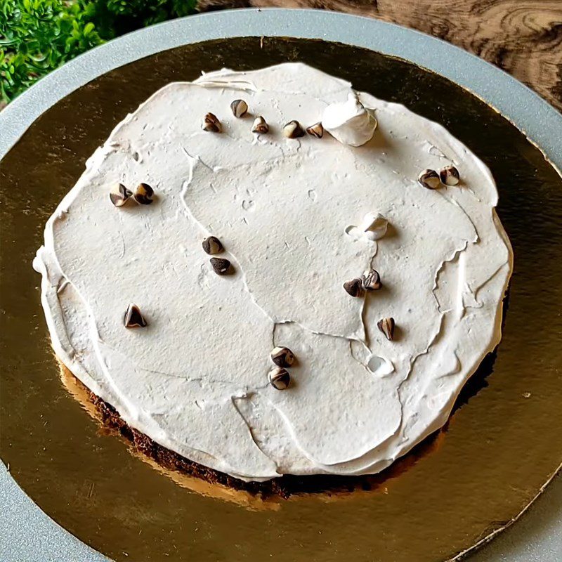 Step 4 Covering the cake with cream for teachers