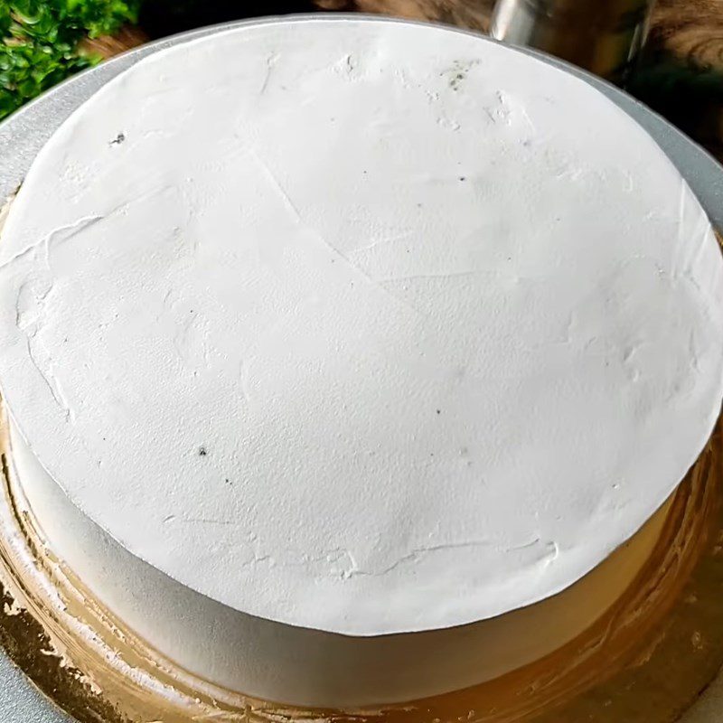 Step 4 Covering the cake with cream for teachers