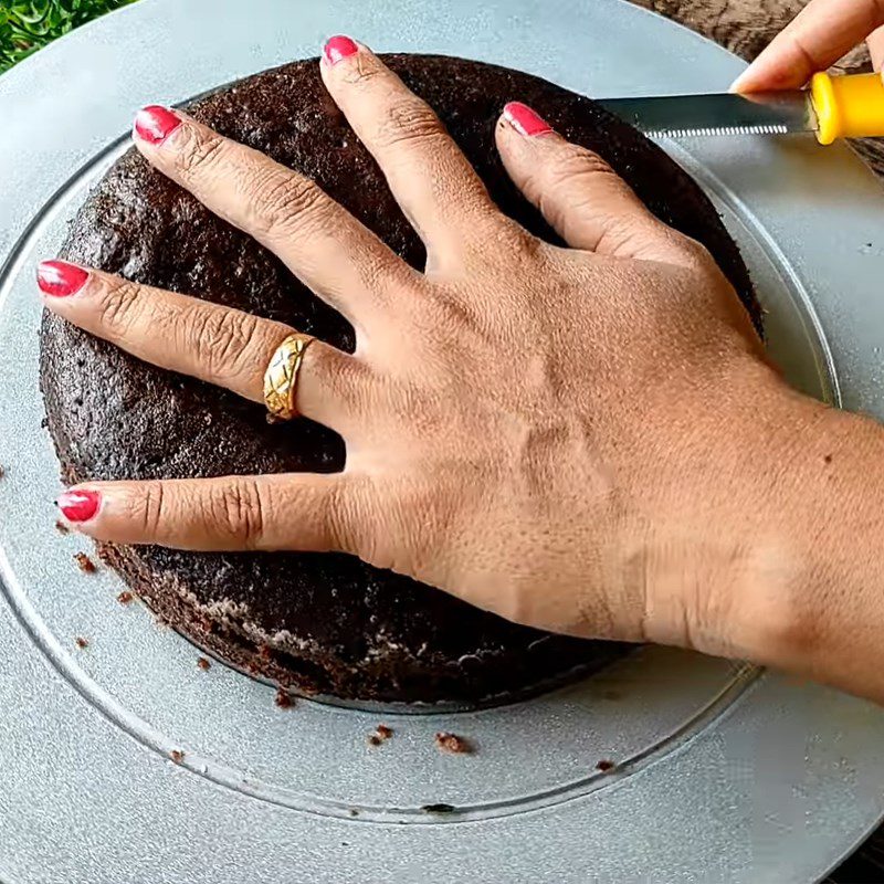 Step 4 Covering the cake with cream for teachers