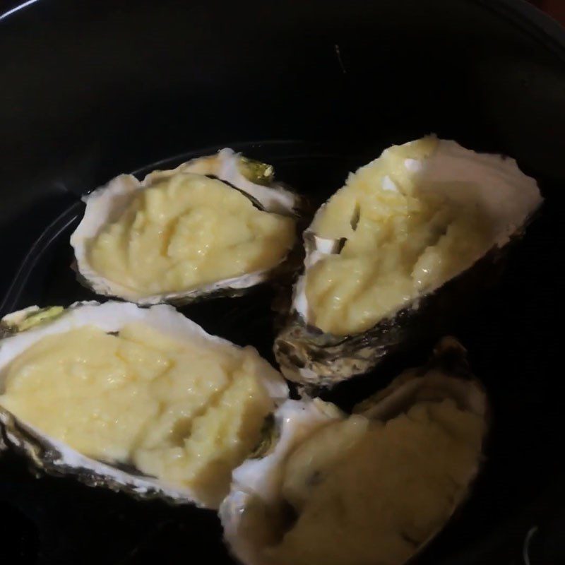 Step 3 Cheese topping and baking oysters for baked oysters with cheese using an air fryer