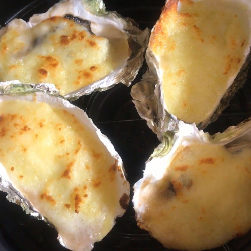 Step 3 Cheese topping and baking oysters for baked oysters with cheese using an air fryer