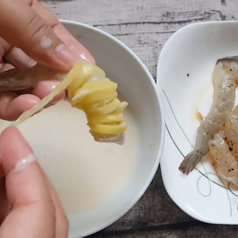 Step 4 Wrap the potatoes around the shrimp for crispy potato shrimp rolls