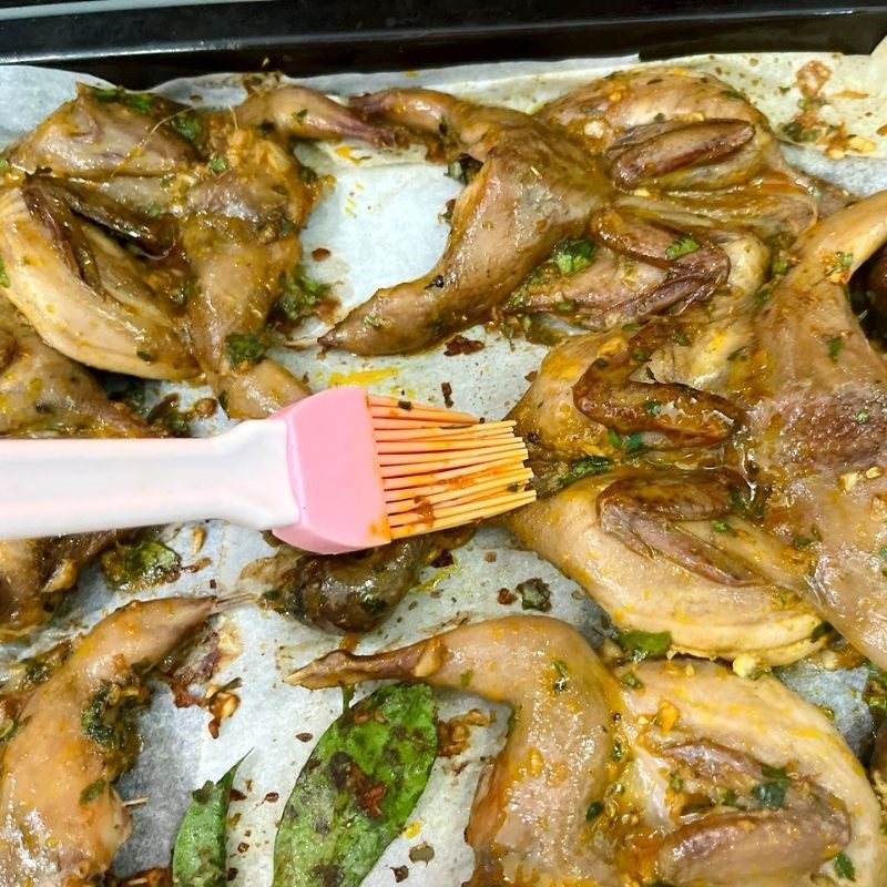 Step 4 Roast the quail in the oven Quail roasted with honeycomb leaves