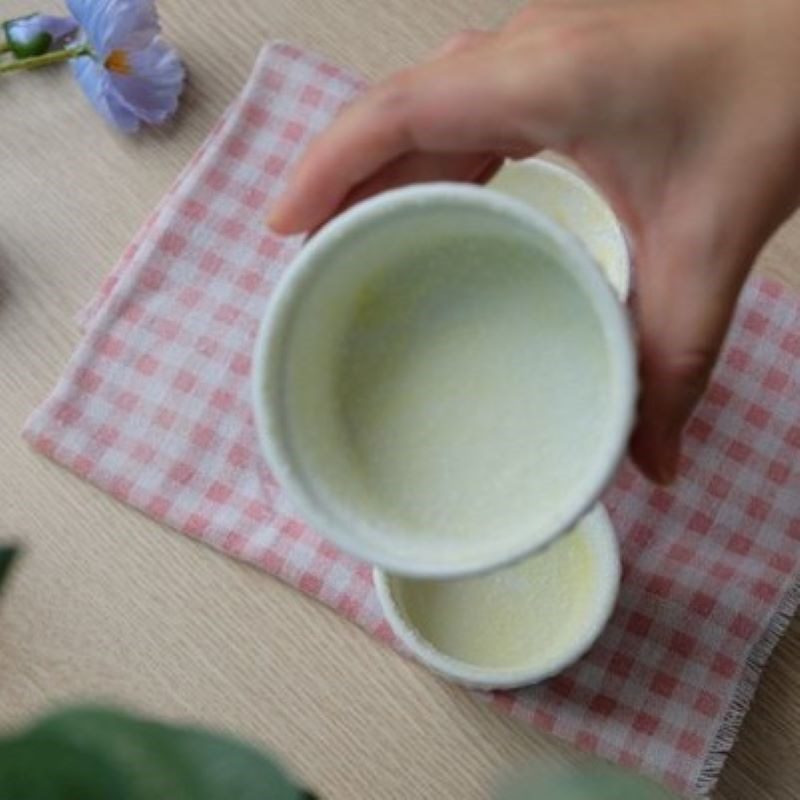 Step 1 Brush butter and sugar into the baking mold for Vanilla Soufflé Cake