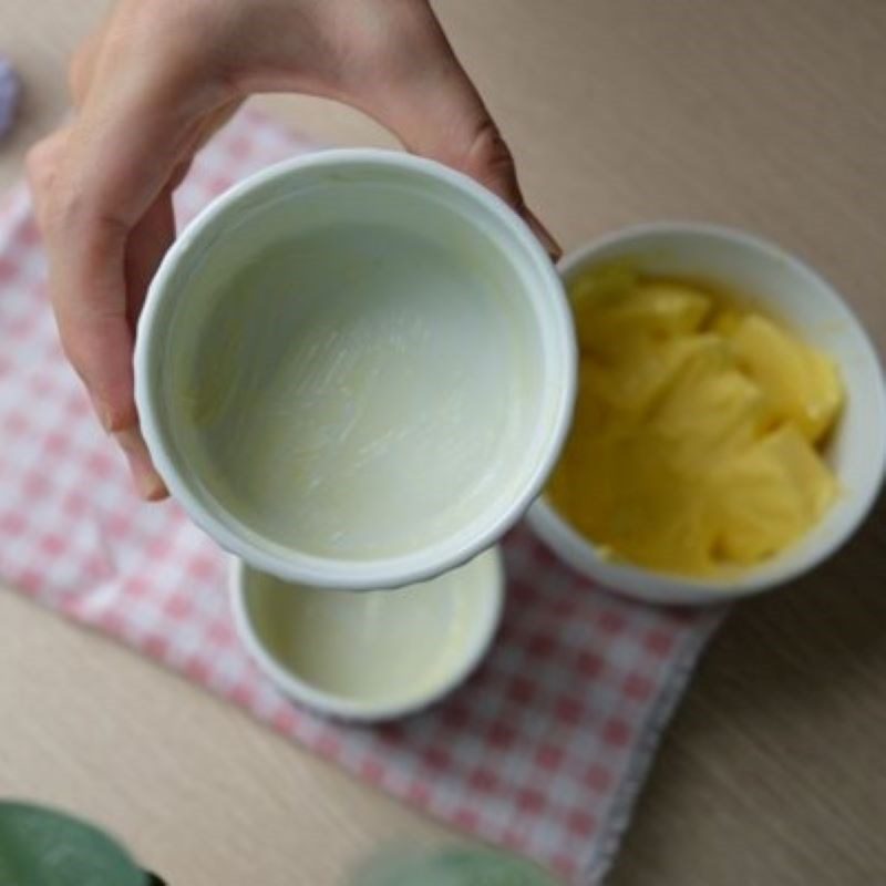 Step 1 Brush butter and sugar into the baking mold for Vanilla Soufflé Cake