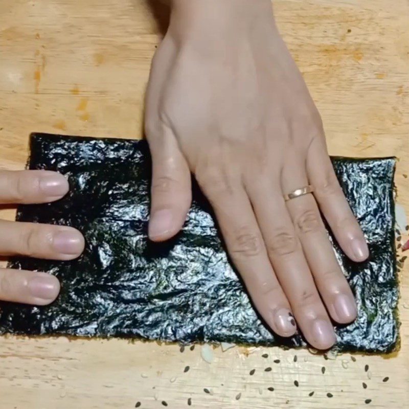 Step 2 Brush the sauce and sprinkle the seeds to make the snack Seaweed Snack with Seeds