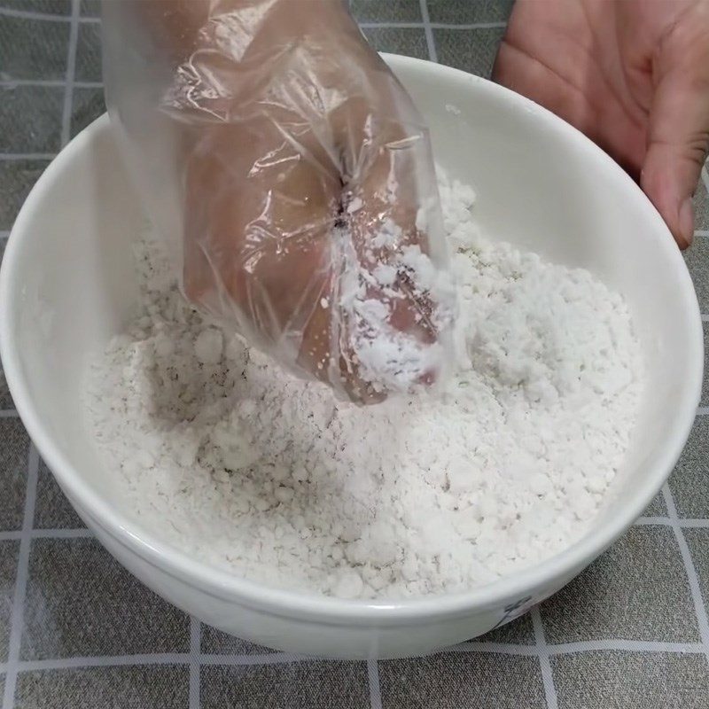 Step 4 Mix the flour for Phuc Linh cake