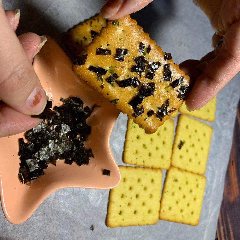 Step 1 Sprinkle seaweed on the cookies Seaweed cookies with cheese filling