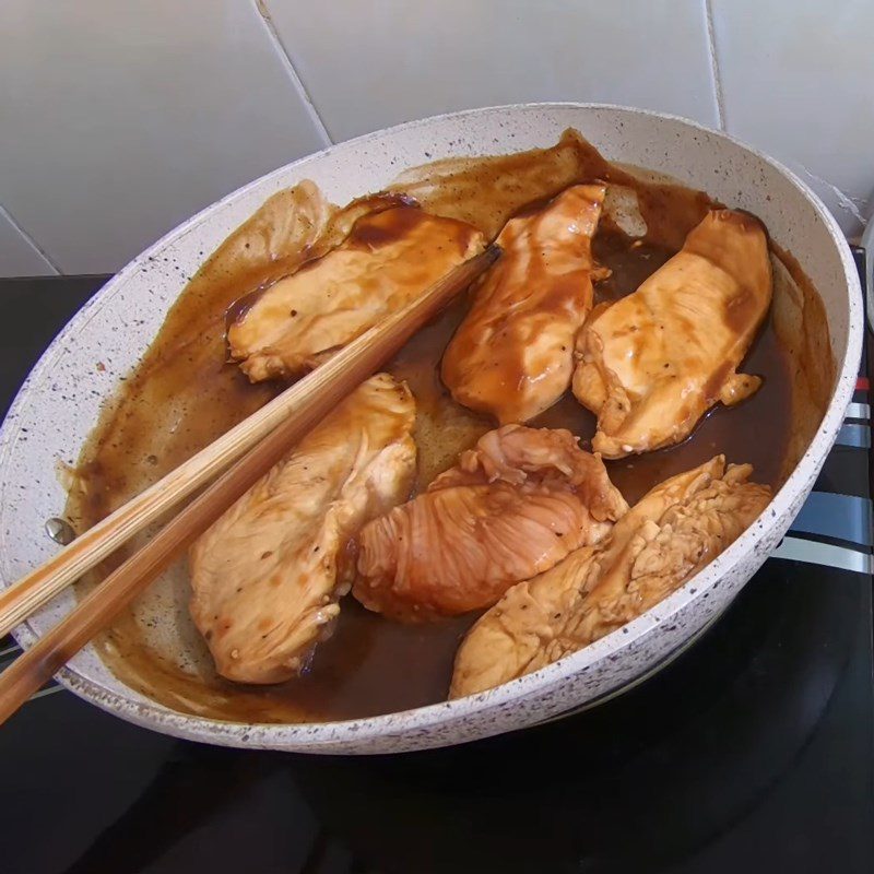 Step 3 Stir-fry chicken Sticky chicken with coconut milk