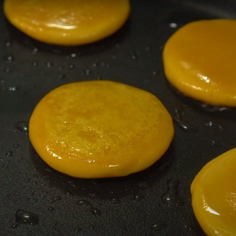 Step 4 Frying the cake Pumpkin sticky rice cake