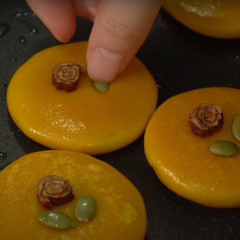 Step 4 Frying the cake Pumpkin sticky rice cake