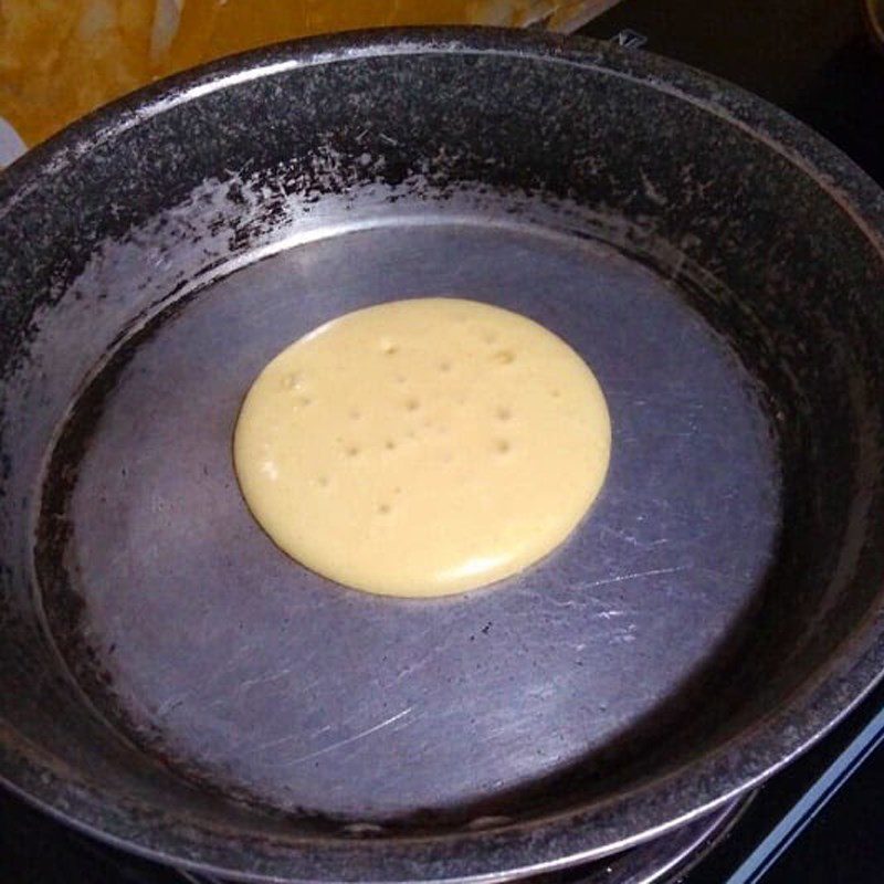 Step 4 Frying the cake Bánh phèn la (recipe shared by a user)