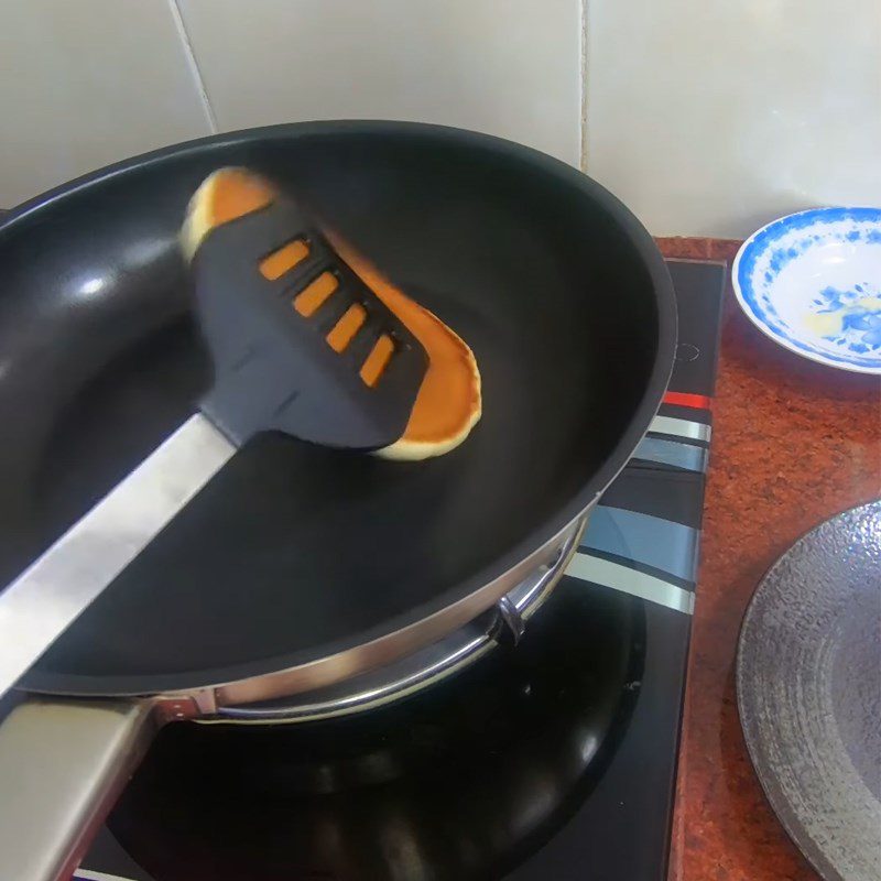 Step 4 Fry the cake for Doraemon cake with egg, milk, and cheese filling