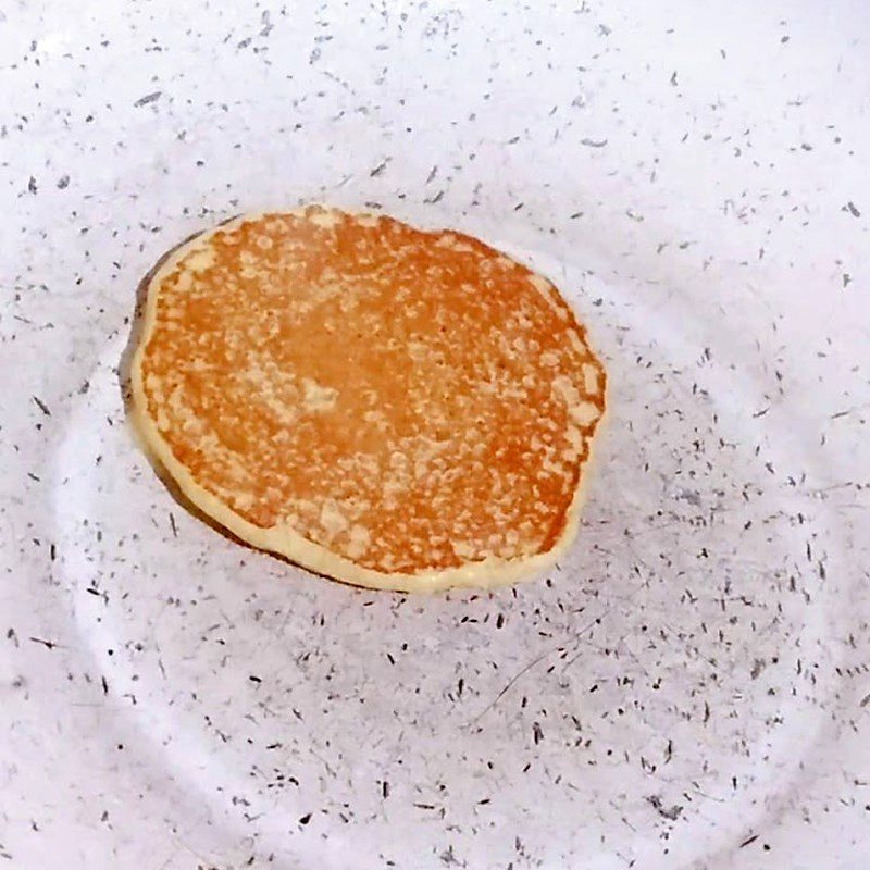 Step 2 Fry the strawberry yogurt pancakes using a non-stick pan