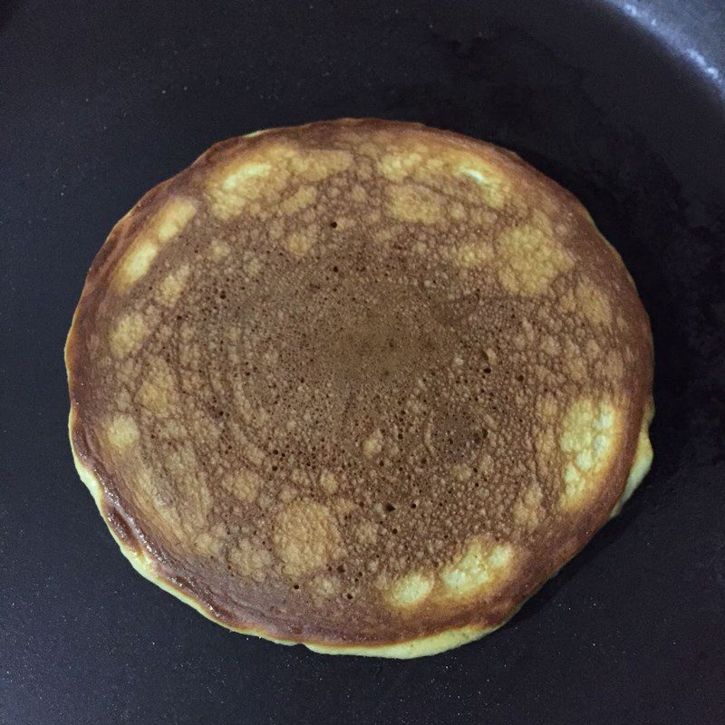 Step 4 Frying doremon cake Doremon cake stuffed with green tea