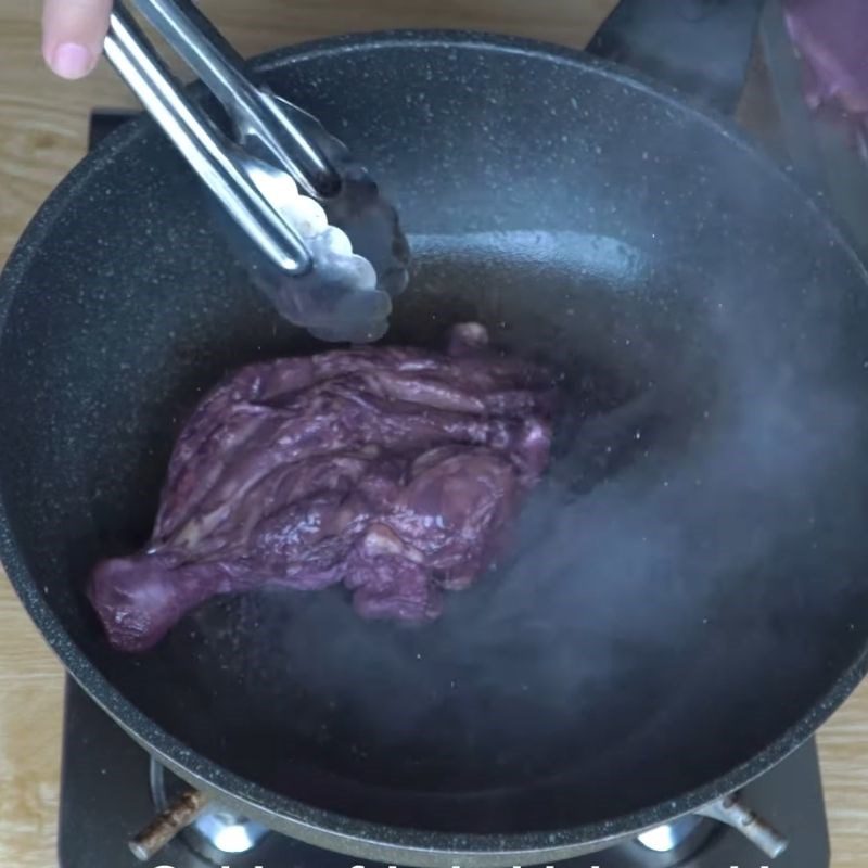 Step 7 Fry the chicken Chicken cooked with wine