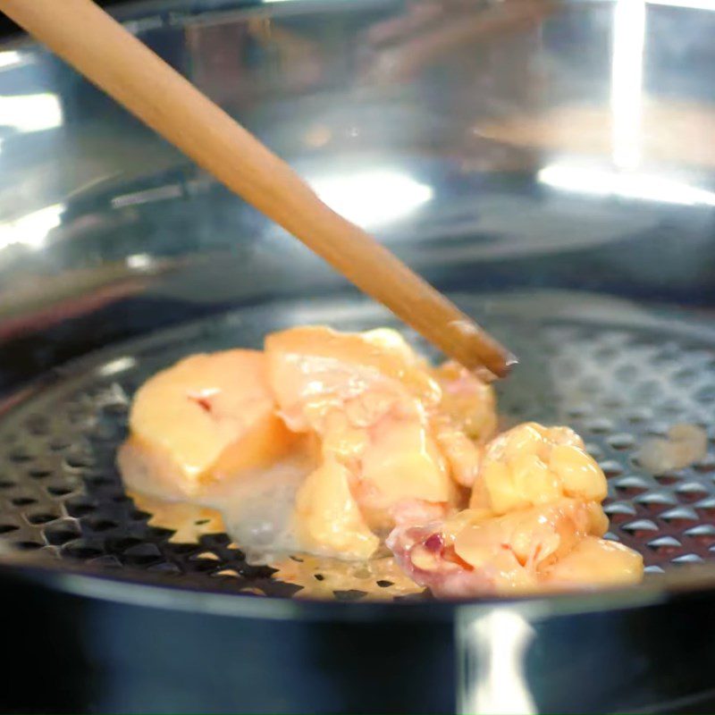 Step 3 Frying Chicken Fat Sticky Rice with Lotus Seeds and Chicken Fat