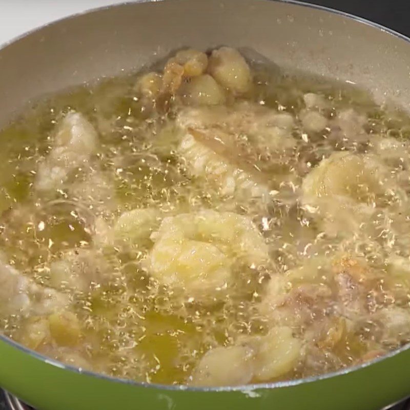 Step 1 Fry chicken fat and sauté onions for grilled chicken sticky rice