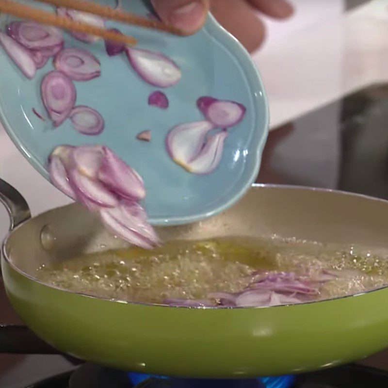 Step 1 Fry chicken fat and sauté onions for grilled chicken sticky rice