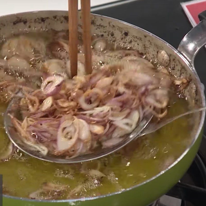 Step 1 Fry chicken fat and sauté onions for grilled chicken sticky rice