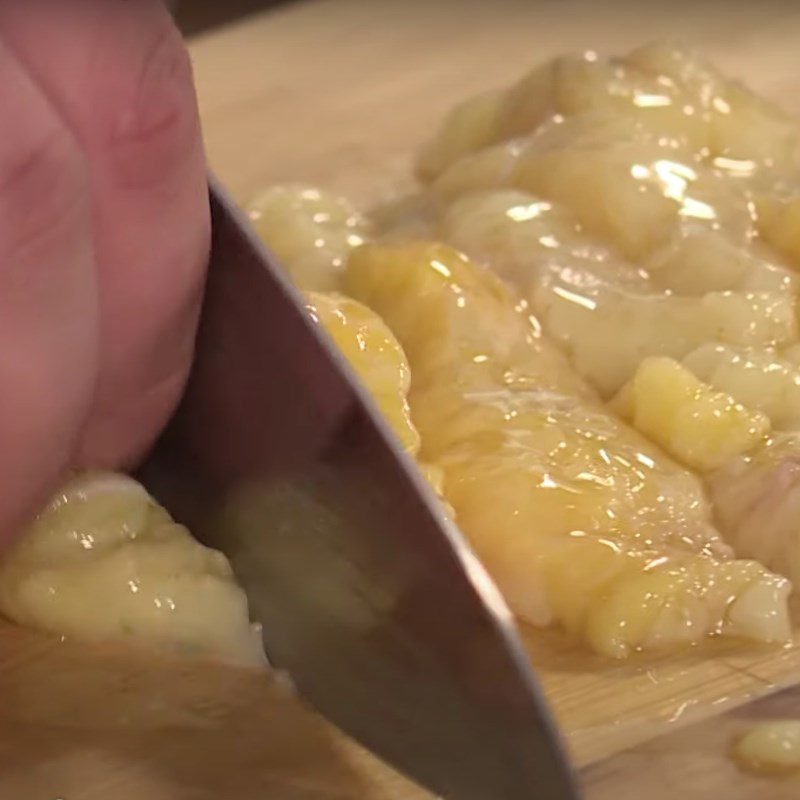 Step 1 Fry chicken fat and sauté onions for grilled chicken sticky rice