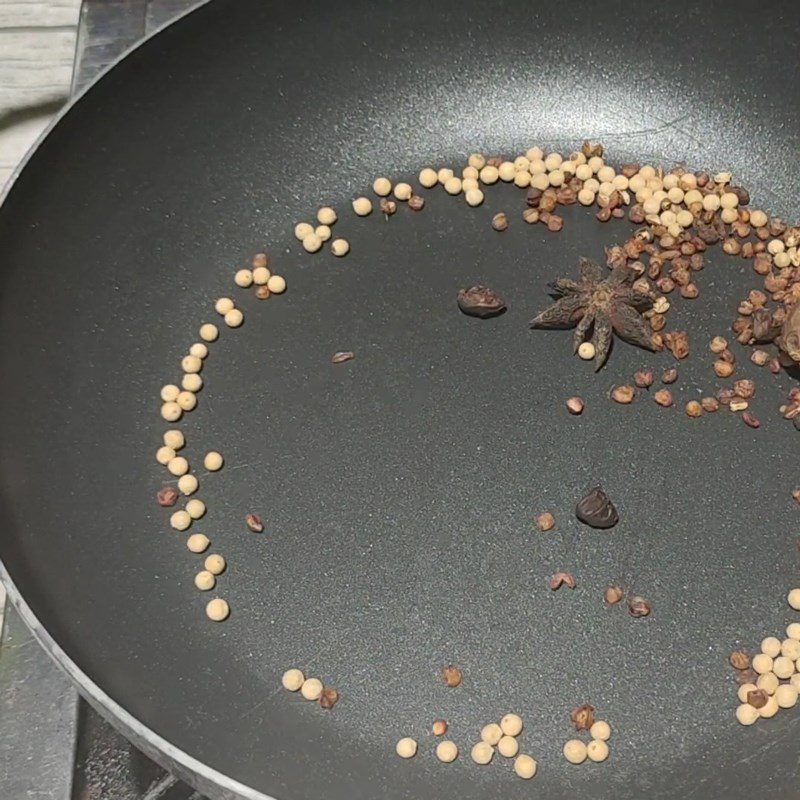 Step 1 Roast the spices for salted pork trotters