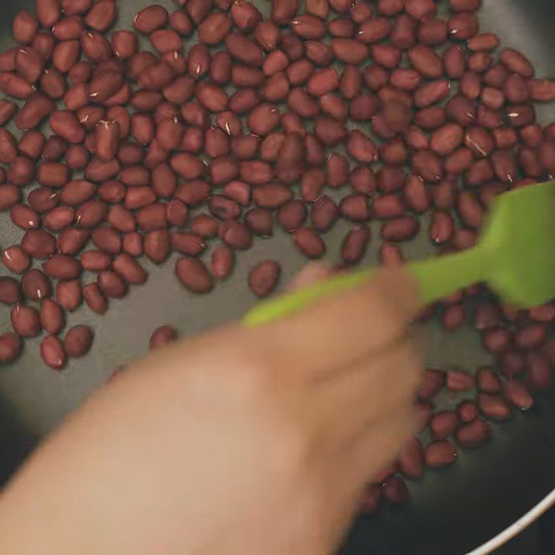 Step 1 Roast and shell the peanuts for sugar-free weight loss peanut butter