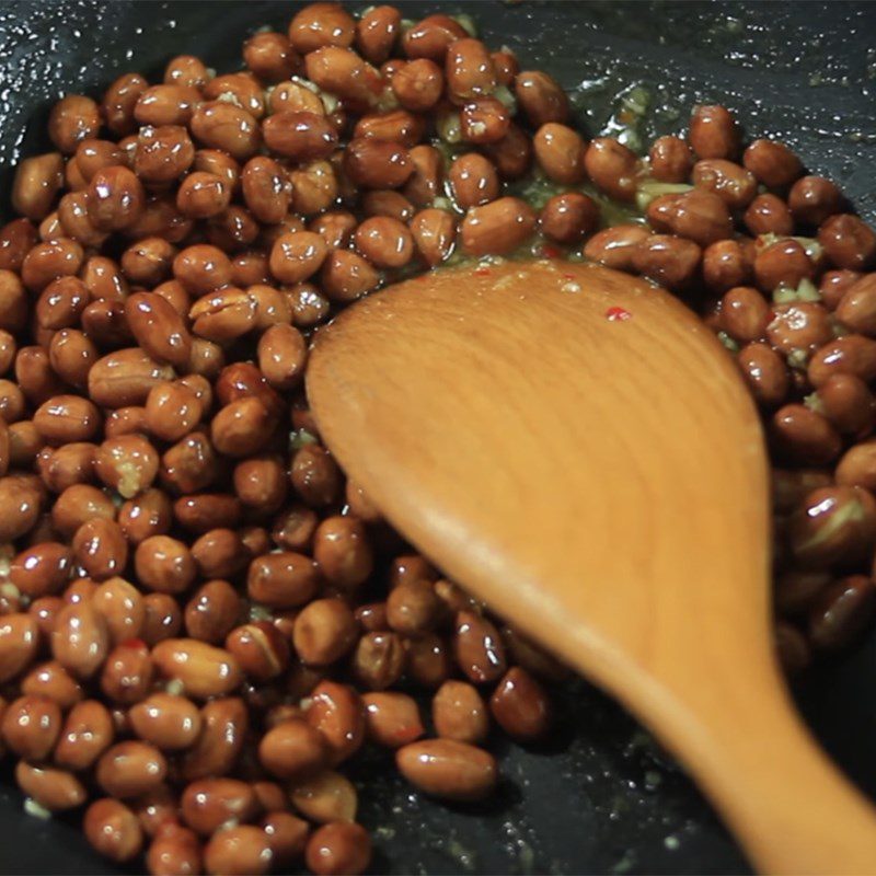 Step 3 Roasting peanuts with garlic butter Roasted peanuts with garlic butter