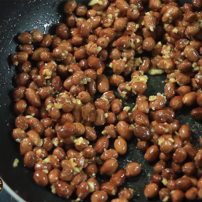 Step 3 Roasting peanuts with garlic butter Roasted peanuts with garlic butter