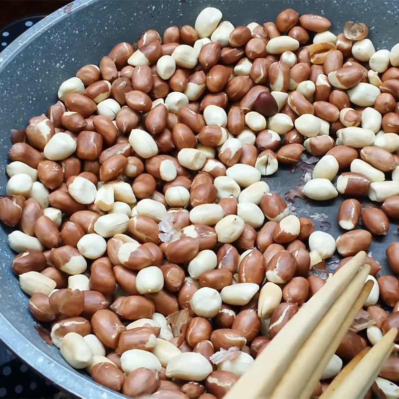 Step 1 Roast peanuts and sesame seeds Thèo lèo - peanut candy