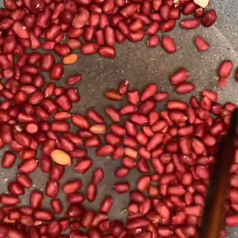 Step 4 Roasted peanuts and sesame for fragrant banana roll candy