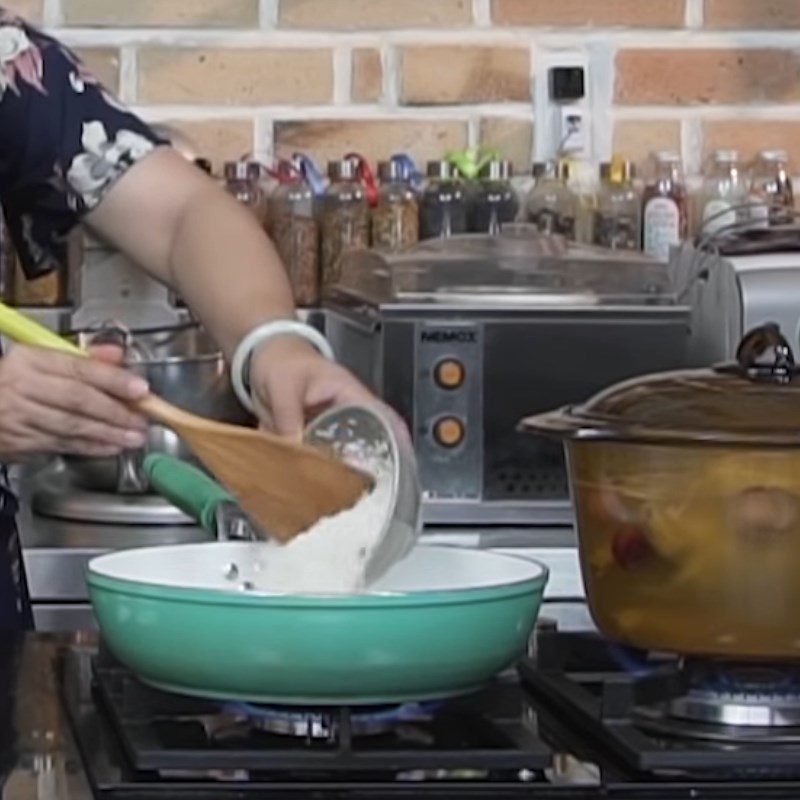 Step 3 Roasting rice and cooking porridge Ginger mushroom chicken porridge