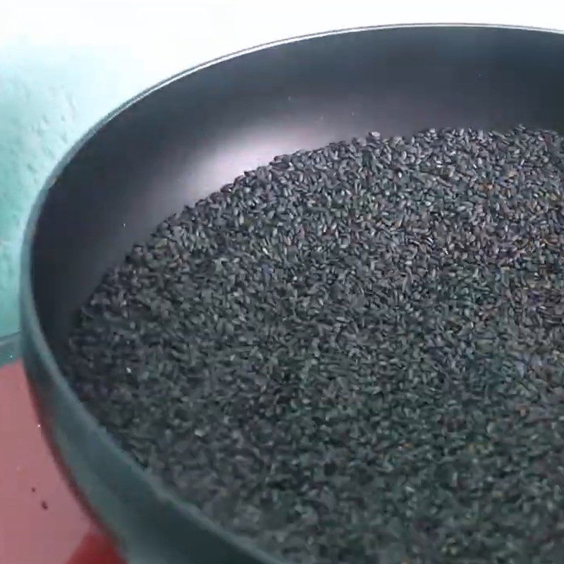 Step 1 Roast black sesame Black sesame dessert with coconut milk