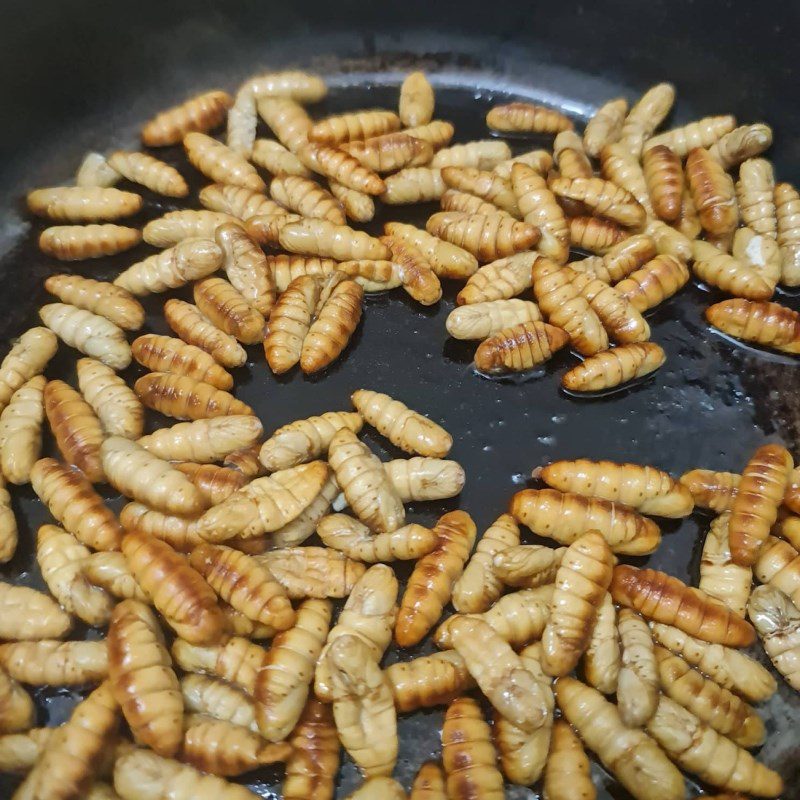 Step 2 Roasted larvae Roasted larvae with kaffir lime leaves