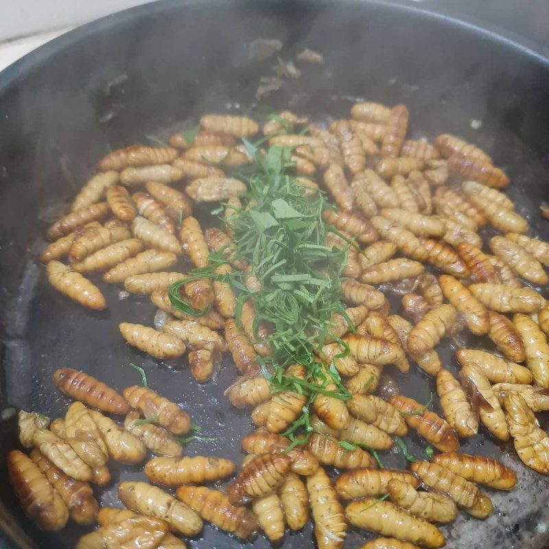 Step 2 Roasted larvae Roasted larvae with kaffir lime leaves