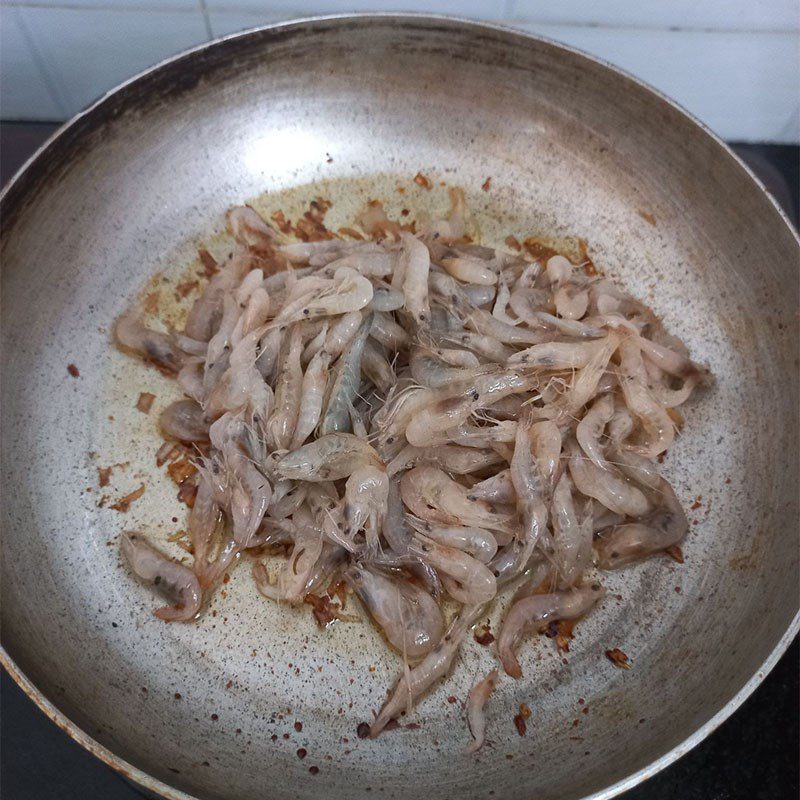 Step 3 Sauté shrimp Salt and sweet shrimp