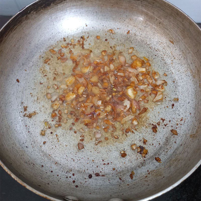 Step 3 Sauté shrimp Salt and sweet shrimp