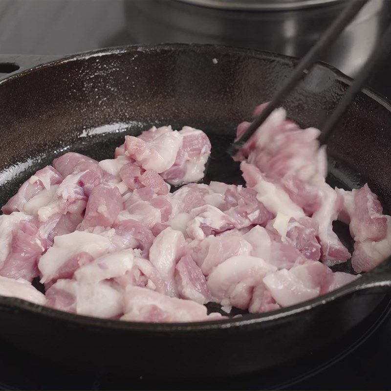 Step 4 Stir-fried meat Pork belly stir-fried until crispy