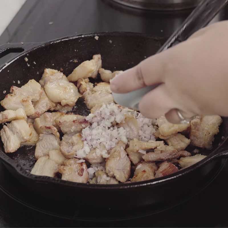 Step 4 Stir-fried meat Pork belly stir-fried until crispy