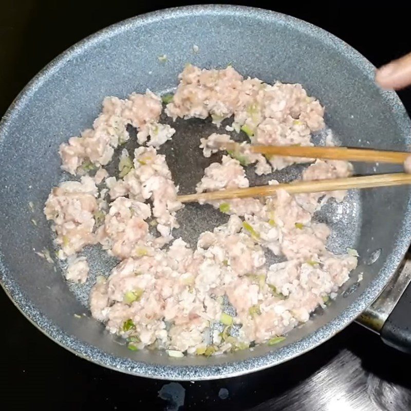 Step 3 Fry ground meat with lemongrass and onion