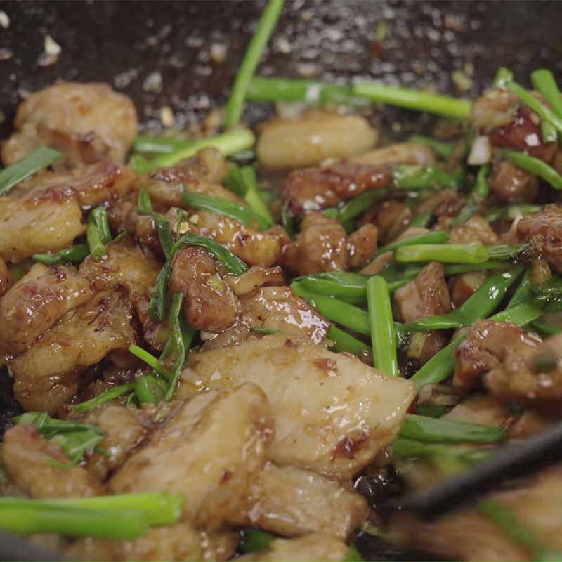 Step 4 Stir-fried meat Pork belly stir-fried until crispy