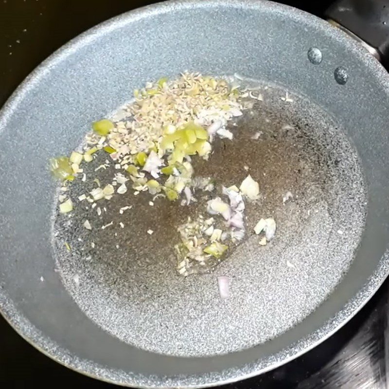 Step 3 Stir-fry meat Minced meat stir-fried with lemongrass and onion