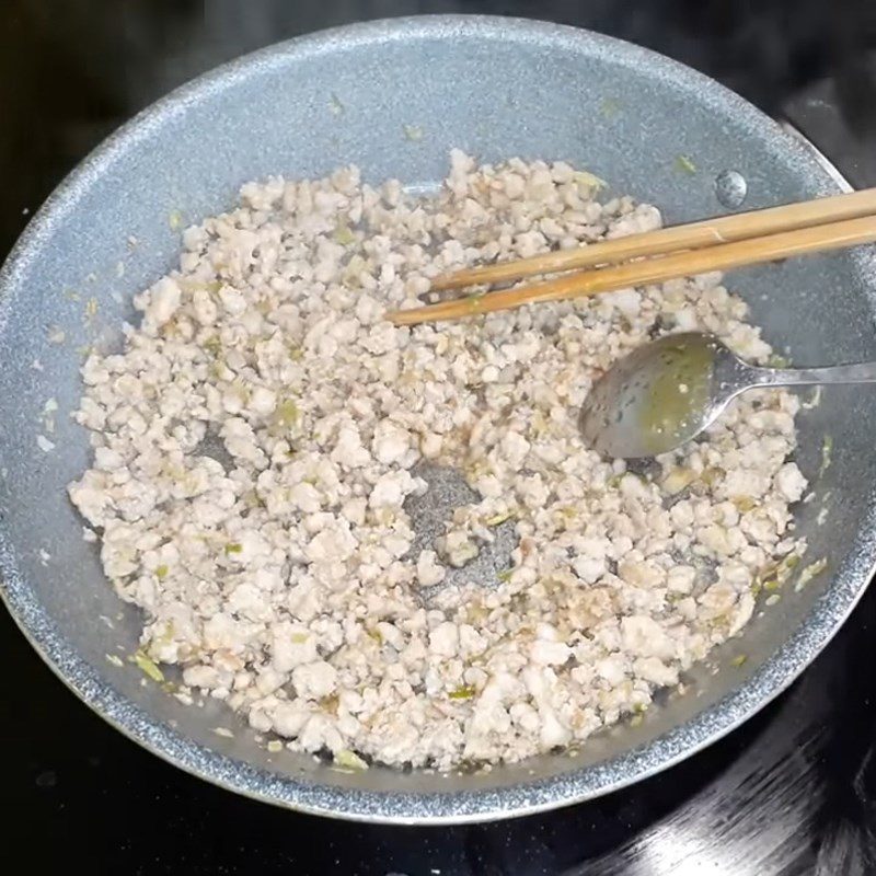 Step 3 Fry ground meat with lemongrass and onion