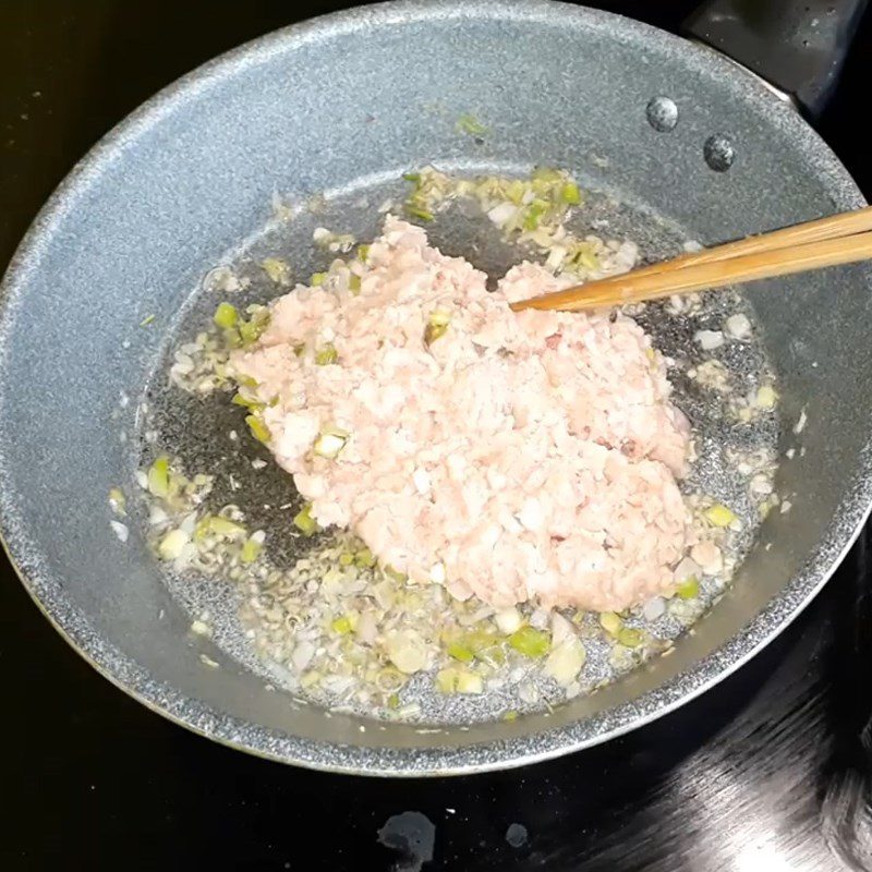 Step 3 Stir-fry meat Minced meat stir-fried with lemongrass and onion