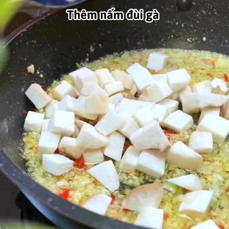 Step 4 Stir-fried minced meat Stir-fried minced meat with lemongrass and garlic