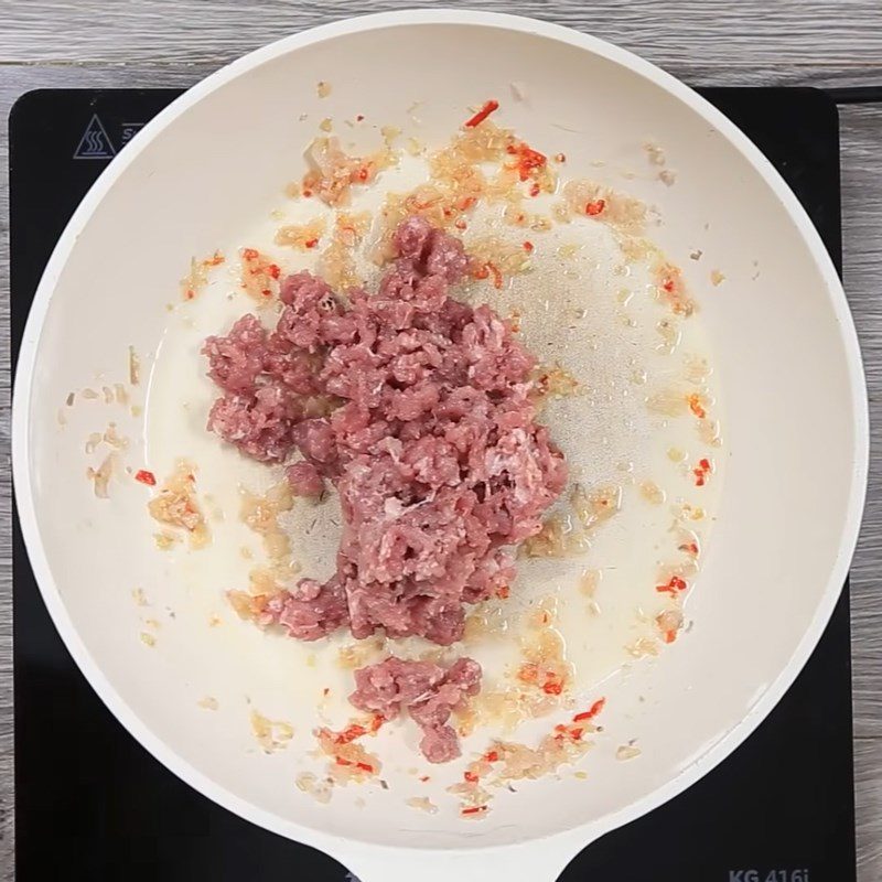 Step 2 Fry minced meat Minced meat fried with lemongrass and chili