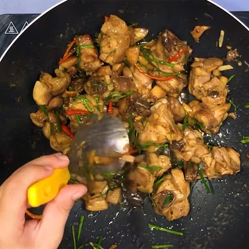 Step 4 Frying chicken with lime leaves Fried chicken with lime leaves