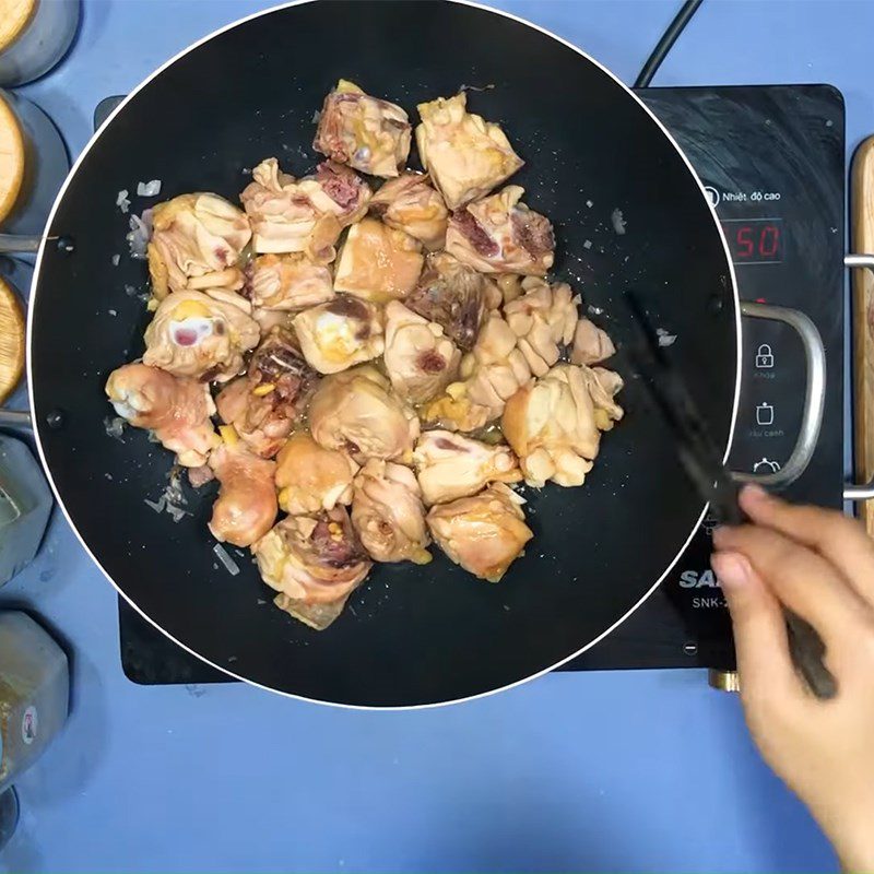 Step 4 Frying chicken with lime leaves Fried chicken with lime leaves