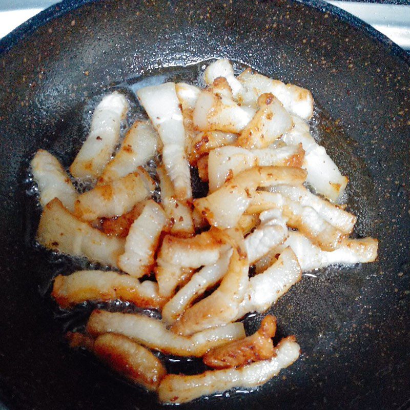 Step 2 Fry the pork Stir-fried pork with shiitake mushrooms